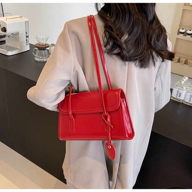 Women's Medium Pu Leather Solid Color Vintage Style Streetwear Zipper Shoulder Bag display picture 12