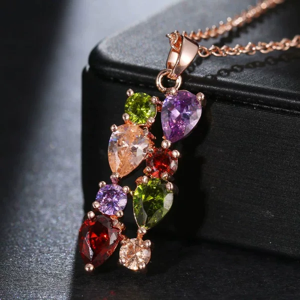 Rose Gold Colored Zircon Necklace for Women, Fashionable Light Luxury Clavicle Chain, Niche Design Pendant Jewelry with a High-End Feel