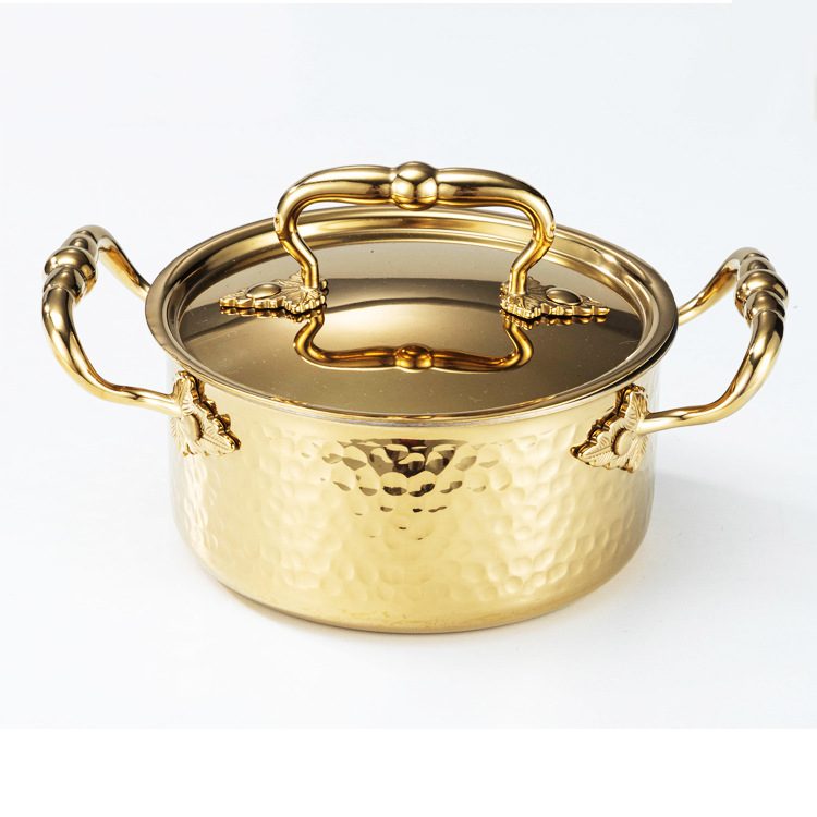 뚜껑이 있는 황금색 냄비 본체