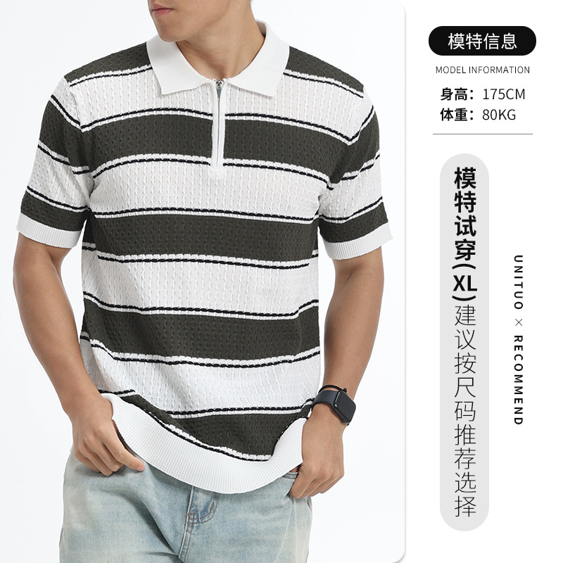 La vieja camiseta de polo de punto a rayas de color antiguo con cremallera con solapa de manga corta de negocios de polo casual de alto nivel