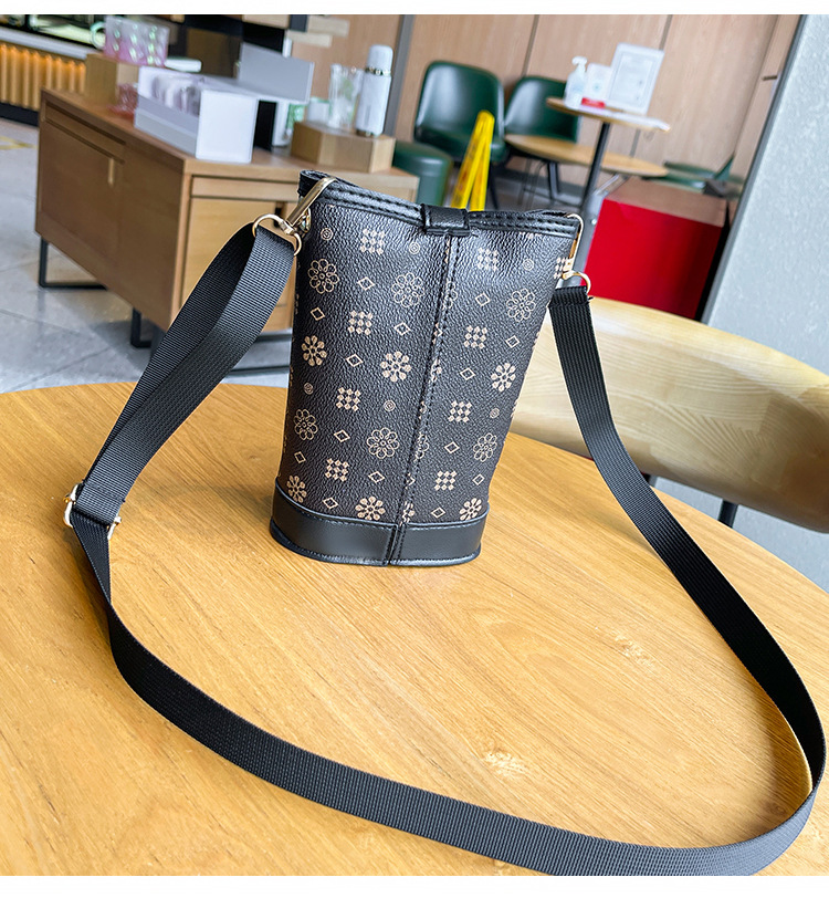 Damentaschen 2024 neuer Stil Kontrastfarbe Blumenschnalle vertikale Pommes-Frites-Tasche lässig einfache kleine quadratische Tasche Handytasche trendy_voghion.com