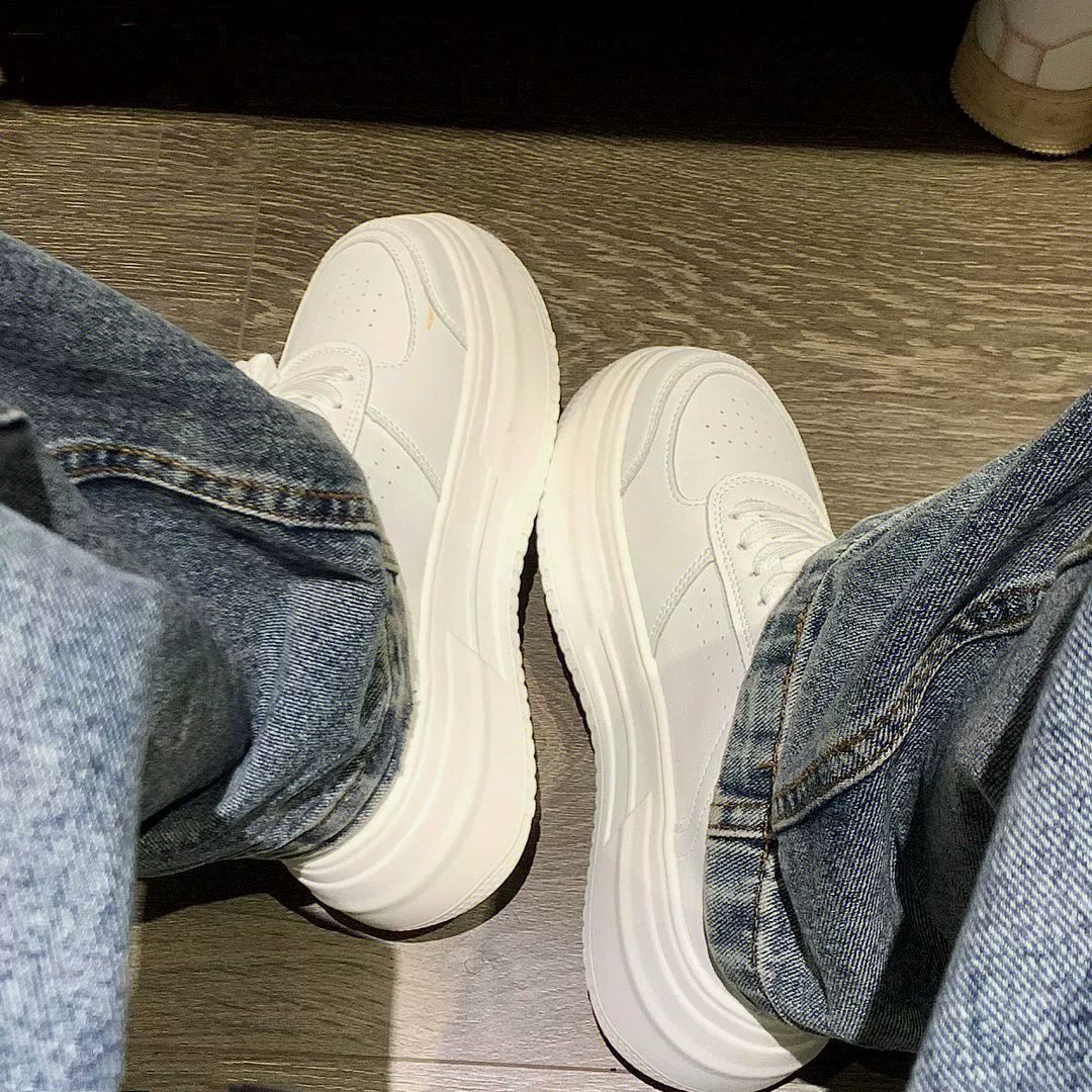 Женские белые туфли на толстой подошве 2023 Осенние новые подходящие всем туфли для досок в модных легких кроссовках повышенной воздухопроницаемости с большой головкой