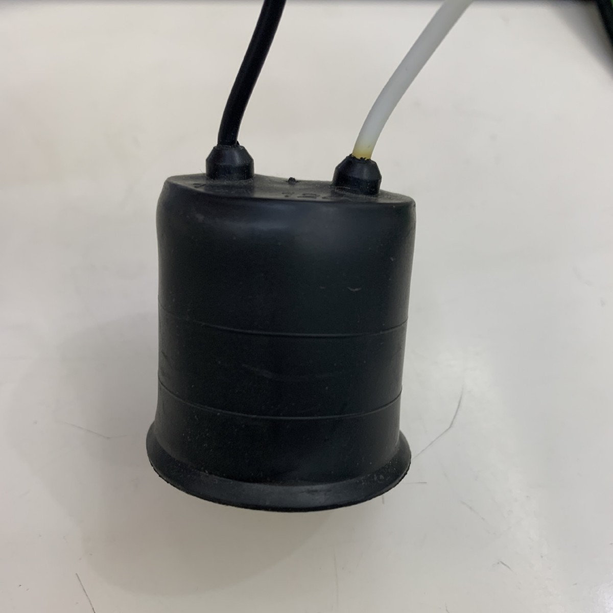 [Suministro directo de fábrica] Portalámparas impermeables de porcelana de cuero negro E26, la elección de calidad, impermeable y duradera, ¡súper sin preocupaciones!