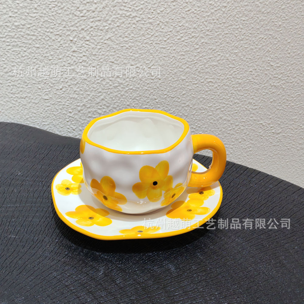 Taza de café de cerámica navideña irregular, linda taza con diseño de flores y corazones pintados a mano, juego de taza y platillo para té de la tarde