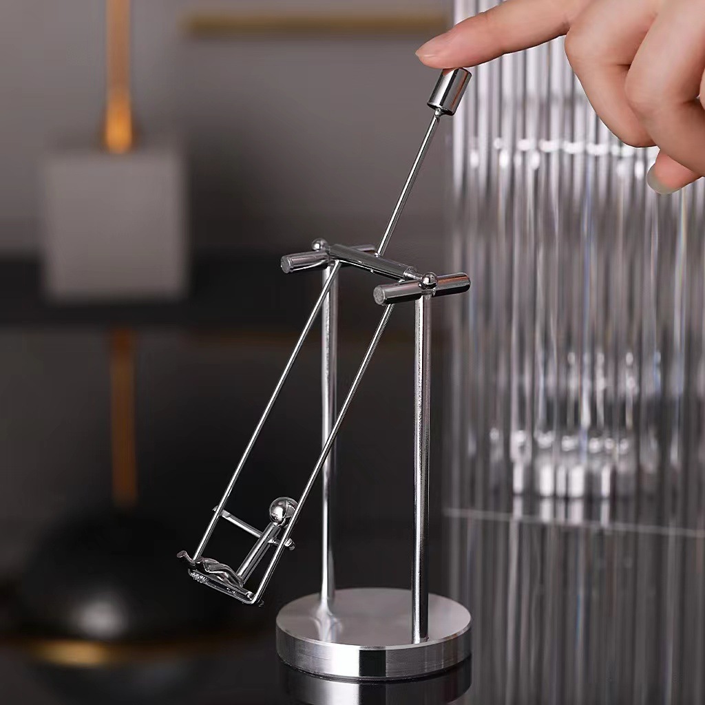 Adorno metálico de equilibrio tipo Iron Man — decoración creativa para escritorio o regalo escolar y de cumpleaños