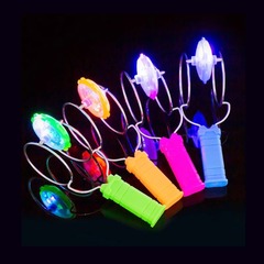 光るジャイロネットの赤い子供のおもちゃの魔力の磁気は軌道のジャイロの夜市の露店を吸います。