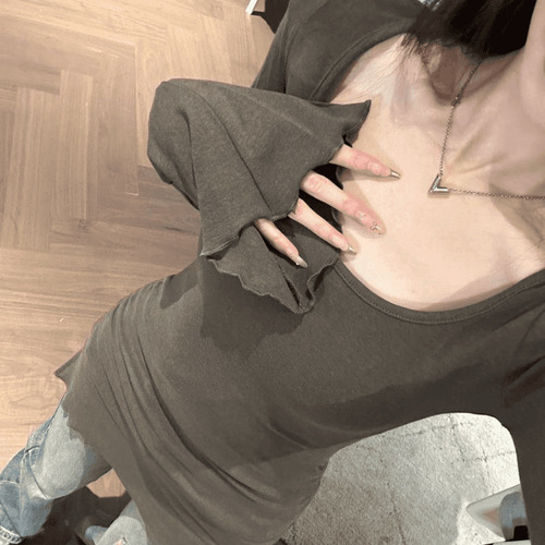 Lady's Fashionable and Slimming Pregnant Outfit: Versatile, Concealing, and Elegant Collar with Bell-Sleeve Top in Korean Style, Long-Sleeved Wrinkle-Free Base Shirt