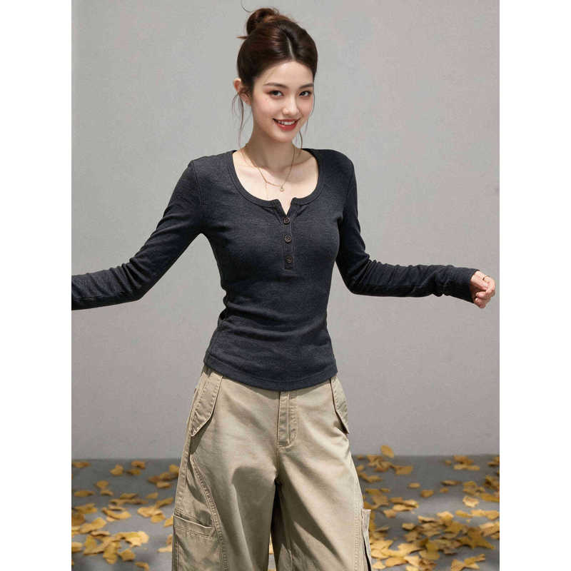 Dark gray brushed Henley long-sleeve top for women, suitable for spring and autumn, with three-button half-placket, slim fit, and a sweet and cool style, perfect as an inner layer or base shirt Dark gray brushed Henley long-sleeve top for women, suitable for spring and autumn, with three-button half-placket, slim fit, and a sweet and cool style, perfect as an inner layer or base shirt