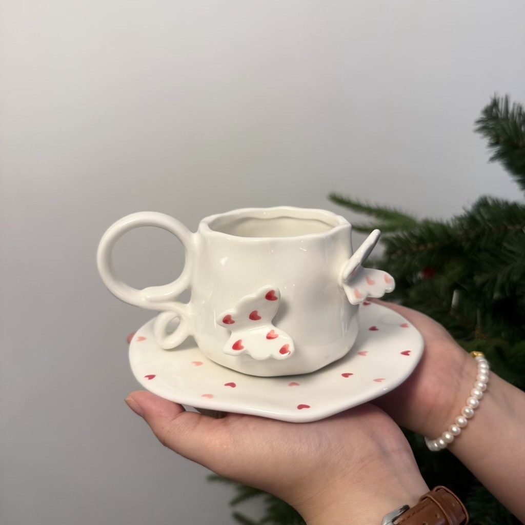 Luz retro Inns pintado a mano mano mano irregular tazas de café de cerámica platos mariposa tridimensional tazas de té de cerámica platos de té