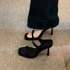 ネットセレブの女性用スティレットハイヒールビーチサンダル、夏のアウターウェア、2025年の新しいファッション、超人気のセレブのオープントゥサンダル