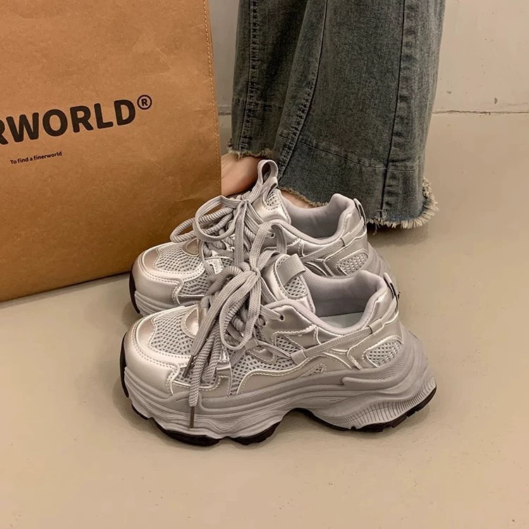 Популярные летние женские кроссовки на толстой подошве, увеличивающие рост, новые сетчатые дышащие спортивные кеды 2025 года для невысоких людей