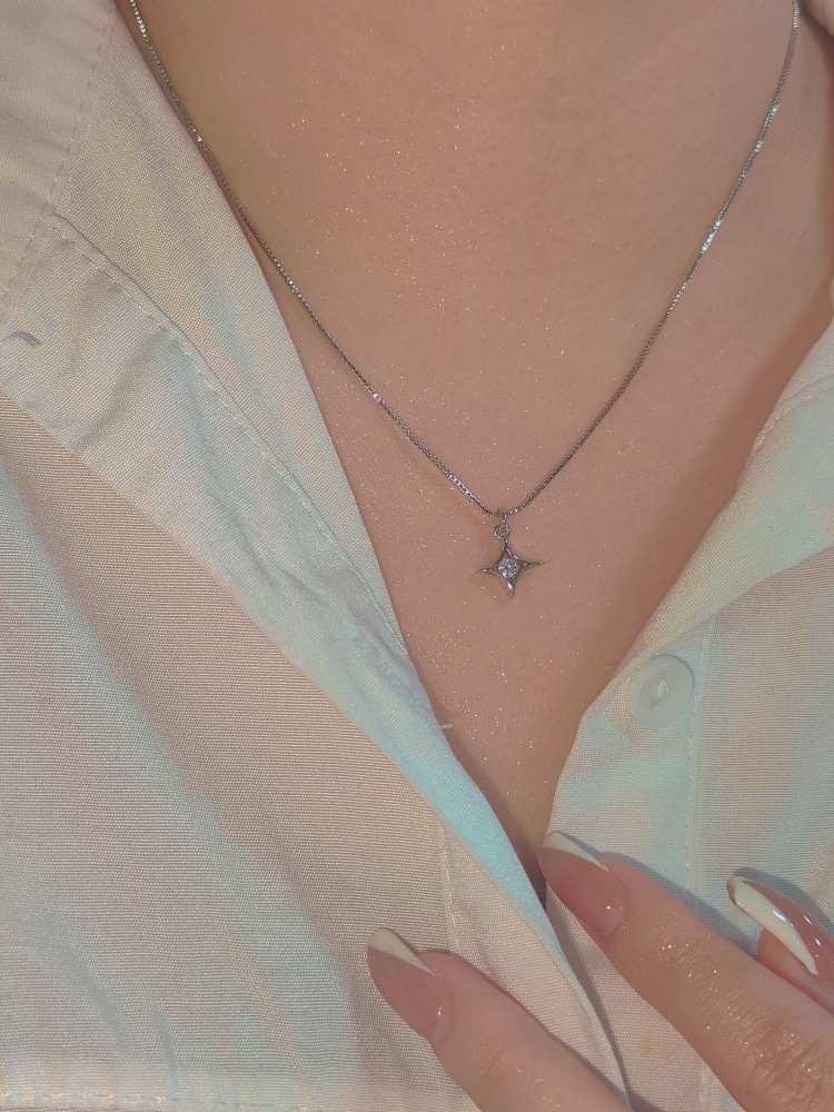 Collier étoile à quatre branches design minimaliste élégant_voghion.com