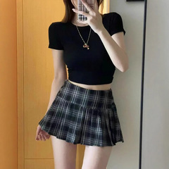 小柄なレトロな格子縞のスカートの女性の夏のギャルはやせています。