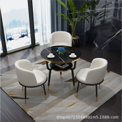 미색 가죽 의자 3개와 테이블 1개