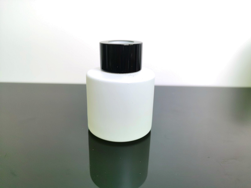 Botella de aromaterapia blanca botella de vidrio botella de perfume sin fuego aromaterapia redonda 100mL botella de aceite esencial botella de fragancia color de aerosol negro