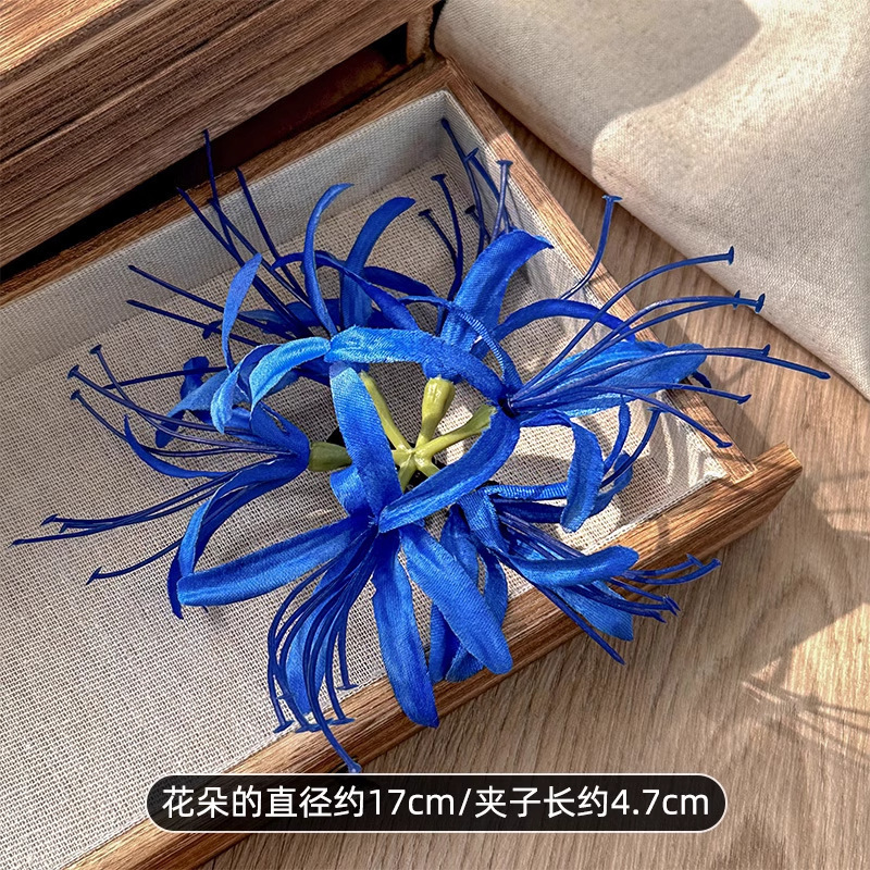 Chica caliente con flores naranjas orquídeas mariposa clips de cabello vacaciones fotos atmósfera clips de cabello