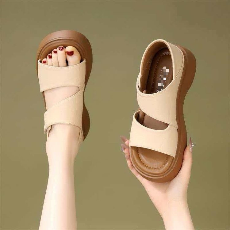 Zapatos de mamá para aumentar la altura de las sandalias romanas para mujeres 2026 verano nuevo muffin casual con suela suave velcro zapatos de playa