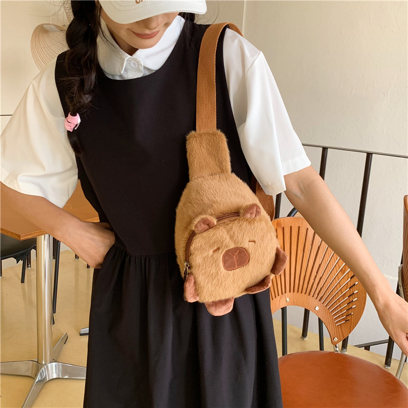Hermosa bolsa de pecho de damas del Dolphin 2025, nuevo bolso de pelo de cinturón de dibujos animados en red, bolsa de peluche de peluche de Capibala.