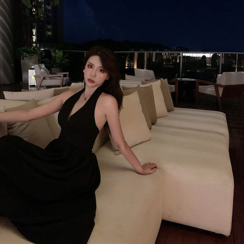 Black fitted skirt