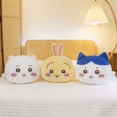 腹ばいタイプのジイカのぬいぐるみのウサチの子供の人形は枕のソファーの背もたれの誕生日を抱きます。