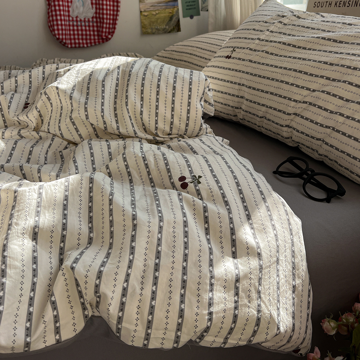 Una clase de cama ultra suave cuatro piezas de grado madre-infantil puede dormir desnudo sábanas cubierta de cama dormitorio de estudiantes tres piezas
