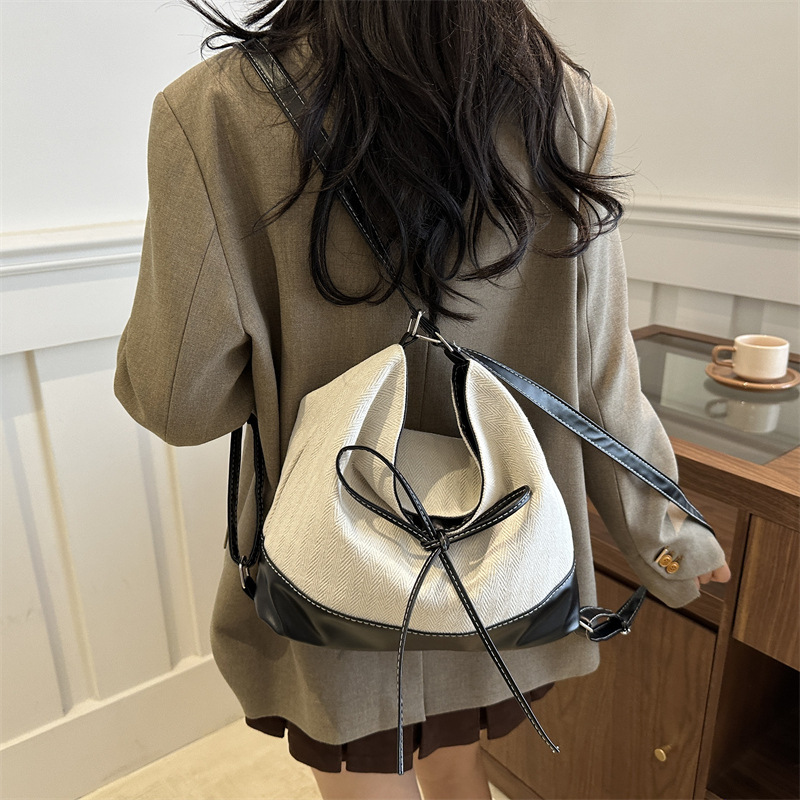 Bolsa de lona de gran capacidad coreana para mujeres 2024 nuevo estilo estilo de moda bolsa de estilo de escuela bolsa especial bolsa de cubo de hombro casual