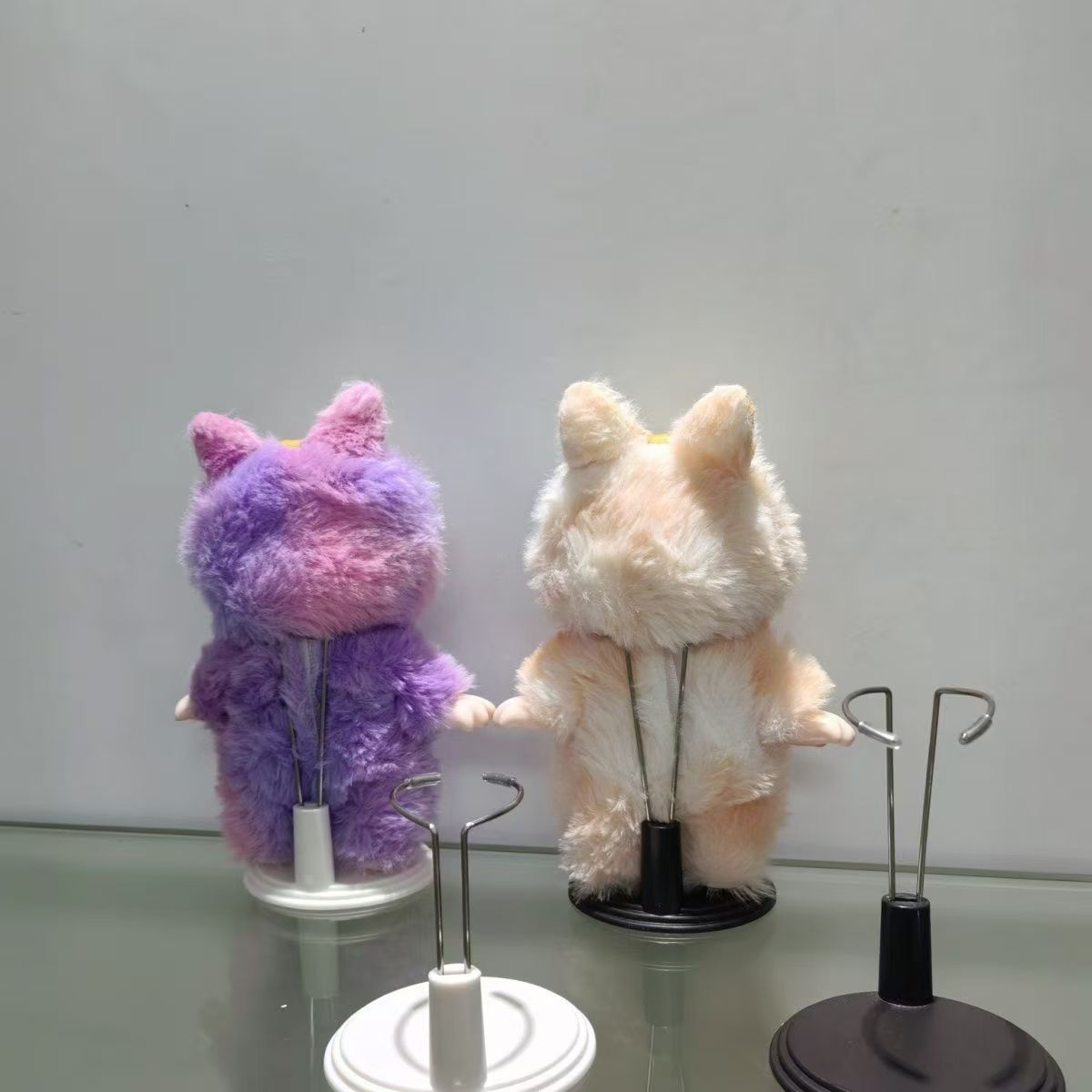 Soporte Ajustable para Muñecos de Algodón de 20 cm con Base de Exhibición