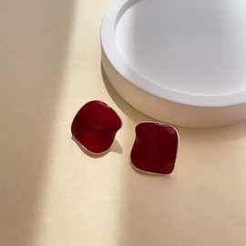 简约酒红几何耳钉新款小众氛围感时尚搭配网红复古大气百搭耳环女