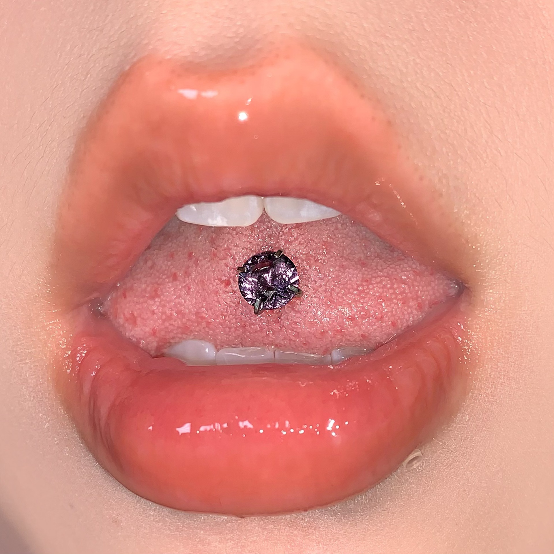 16G labret stud size and finish detail