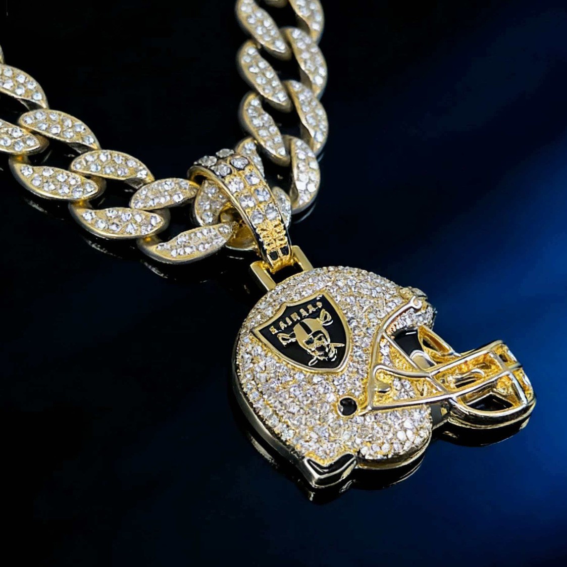 Europa y América Hip-Hop Viento completo personalidad NFL serie Raiders colgante casco cadena cubana collar de hombre personalizado