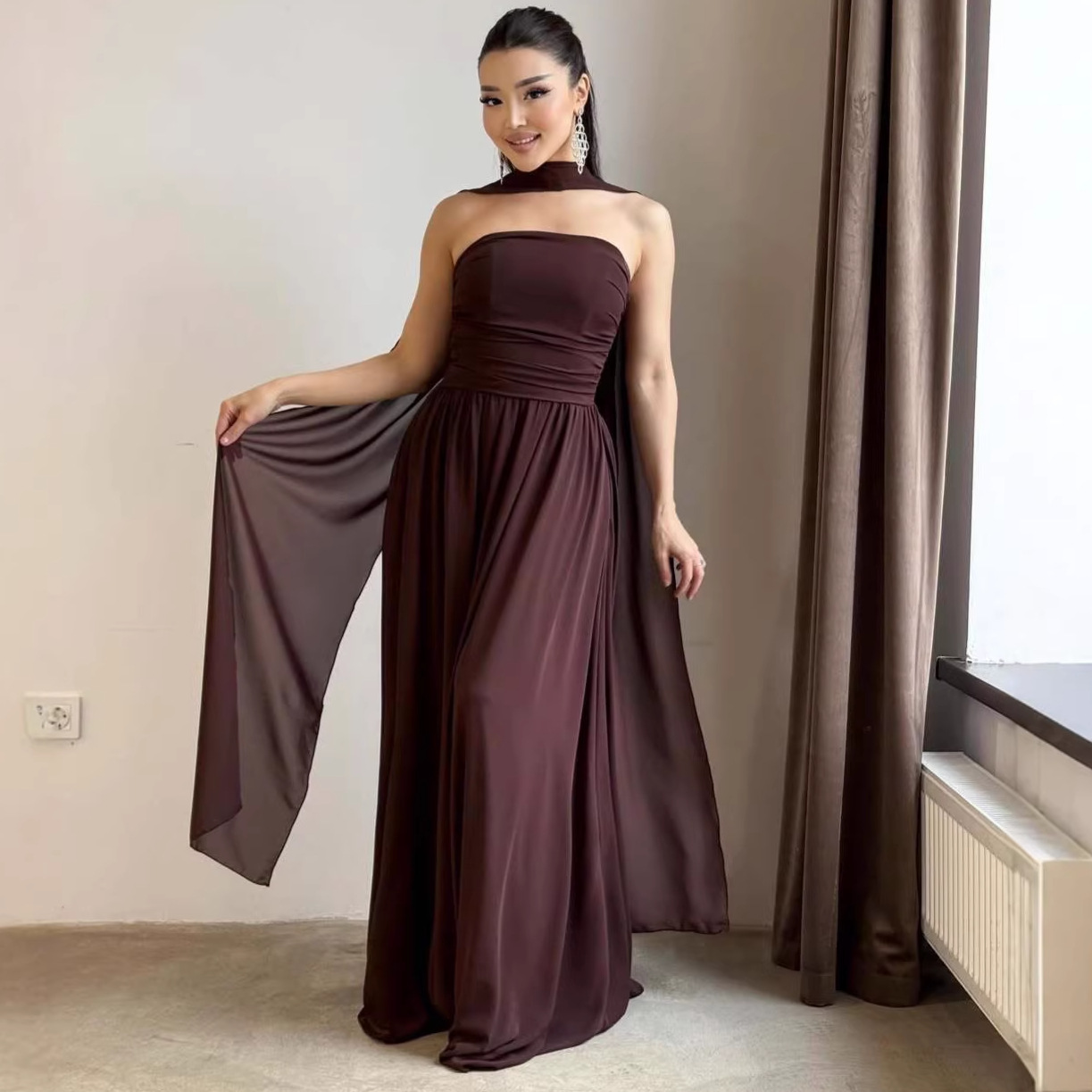 Qadın üçün qolsuz, beli bağlanan midi paltar