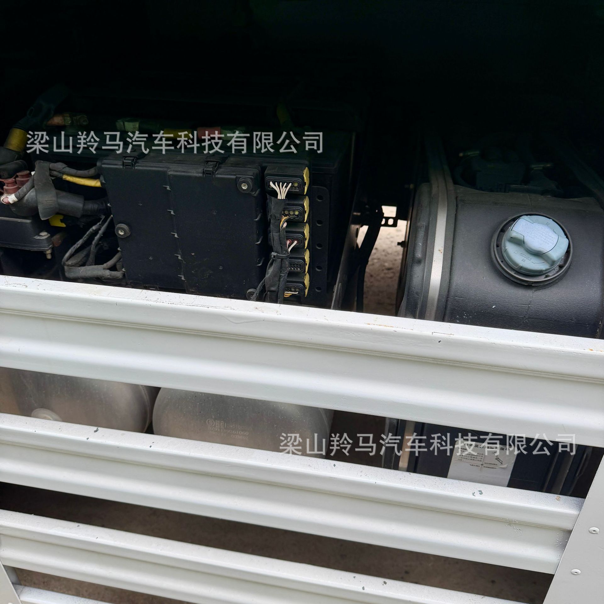 Cross-border medium-duty specialized work truck, Shaanxi Auto DeLong M3000S, front four-wheel drive, rear eight-wheel drive, dump truck for engineering projects