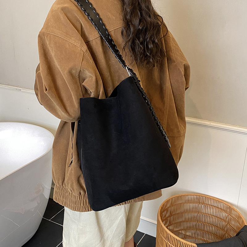 Bolsa de cubo de viaje de moda coreana para mujeres 2025, invierno nuevo temperamento, bolsas de brazo, bolsas de hombro de gran capacidad.