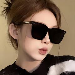 新型ネット赤黒枠サングラス女性すっぴん顔がやせて見える日よけ日焼け止めサングラス男性ファッション潮猫眼サングラス