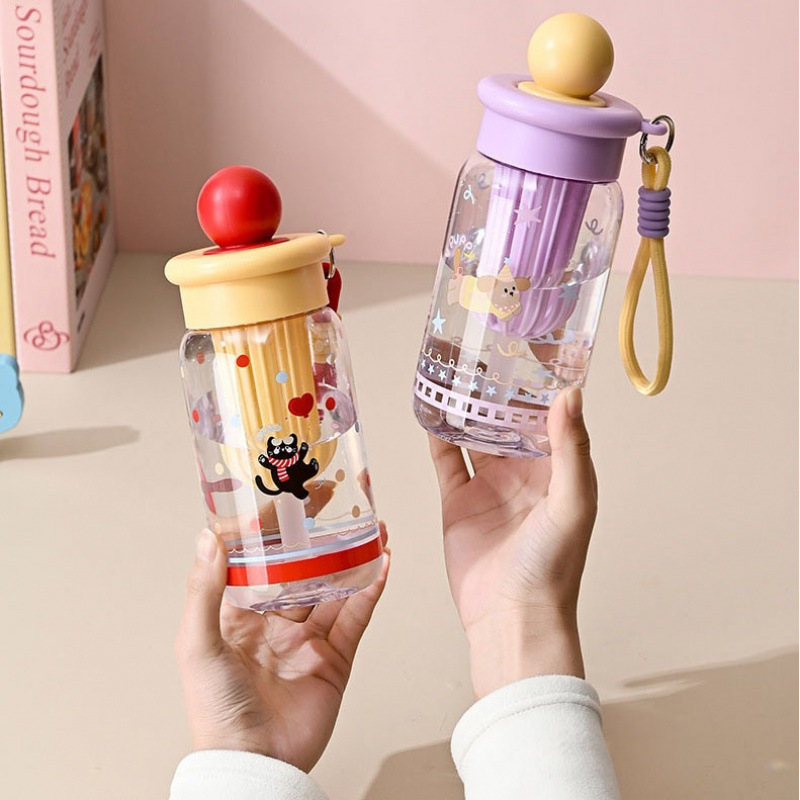 Neue Kinder-Trinkflasche aus Kunststoff (Modell 2026) für Mädchen, mit Tee- und Wassertrennung, Strohhalm, großem Fassungsvermögen, hochwertigem Cartoon-Motiv, ideal für Schülerinnen._voghion.com