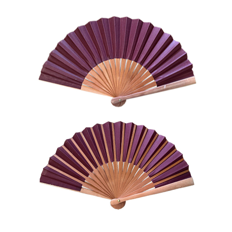 Venta caliente transfronteriza Ventilador plegable de estilo británico Tallado de hierro y madera Ventilador artesanal de serigrafía con dibujo Barniz personalizado para evitar grietas