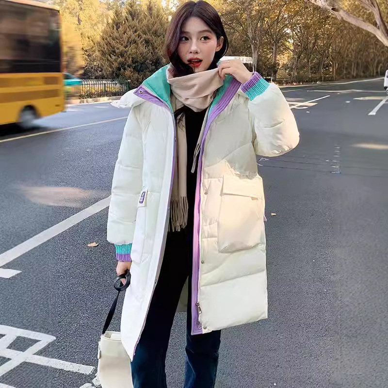 Capa de algodón de pluma para mujeres 2025, nueva chaqueta de invierno gruesa, chaqueta de algodón media y larga, chaqueta de algodón de color contrastante, chaqueta de algodón caliente