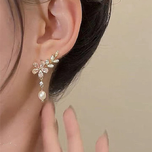 Temperament leaf flower pearl earrings  new trendy women's high-end light luxury earrings autumn and winter earrings for women
