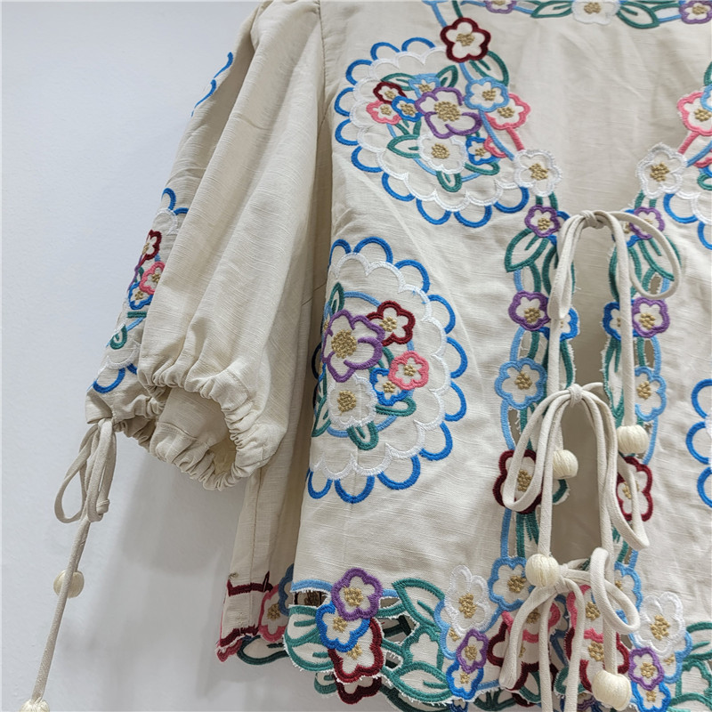 Francés nicho 2025 primavera y verano juguetón color bordado floral hueco con cuello en V top camisa corta