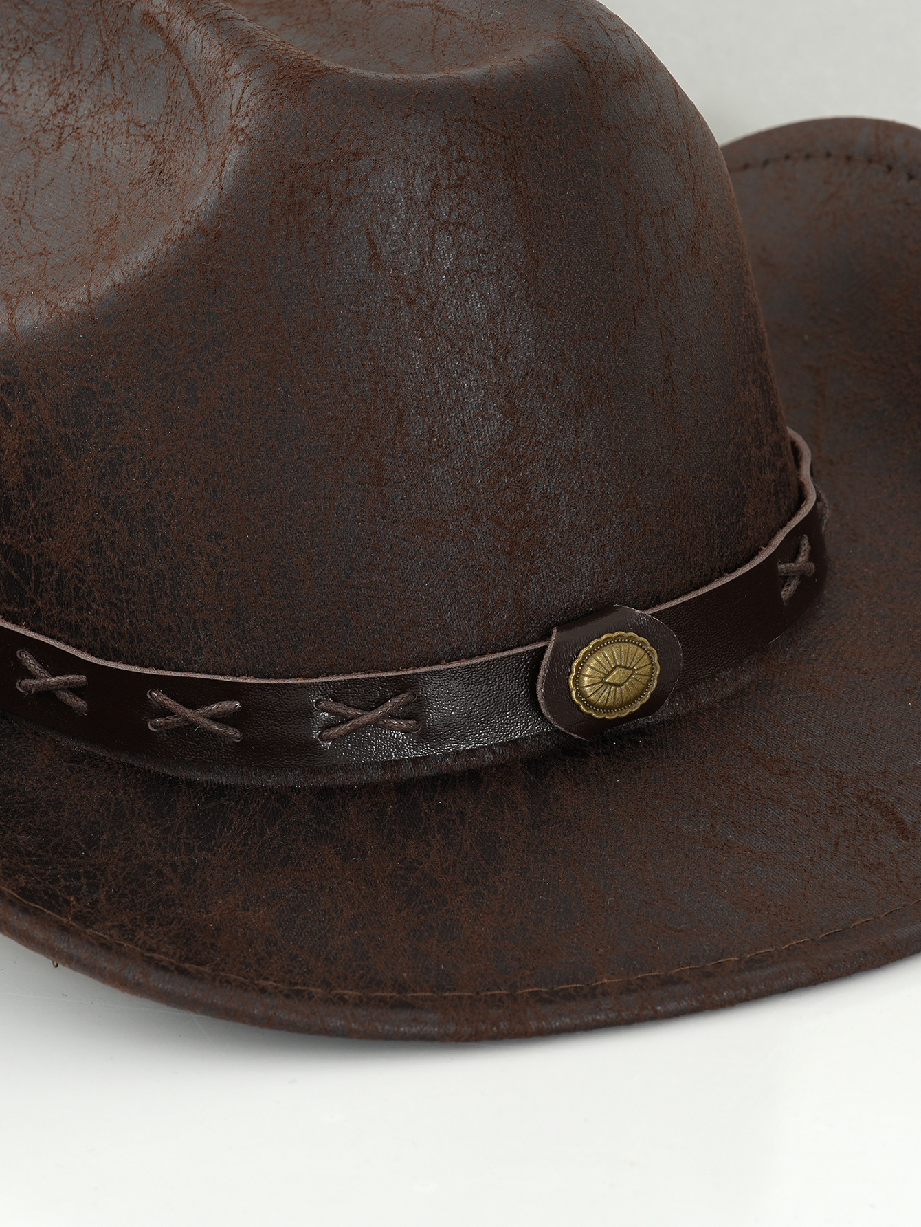 Vintage western cowboyhatt i slitet läder med spänne och mönster_voghion.com