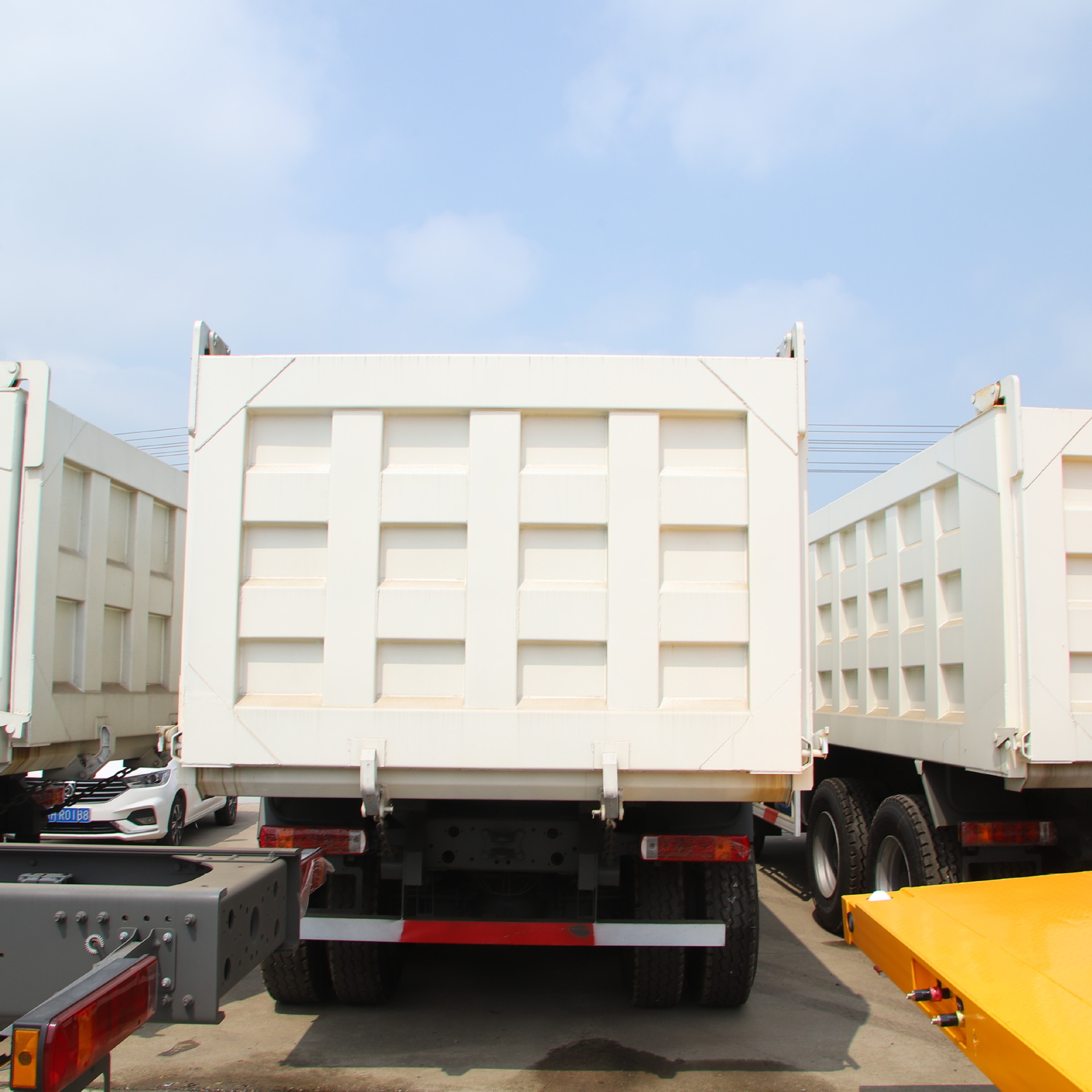 In-stock HOWO 6×4 rear eight-wheel dump truck, double-axle tipping dump truck for construction and earthwork transportation