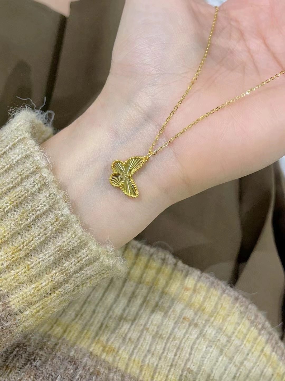Collana a farfalla tridimensionale color oro sabbia da donna, squisita moda, tutto in oro, acquista la stessa collana a farfalla_voghion.com