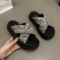 2024夏季新款厚底一字涼拖鞋女韓版花紋休閒露趾沙灘涼鞋外穿批發