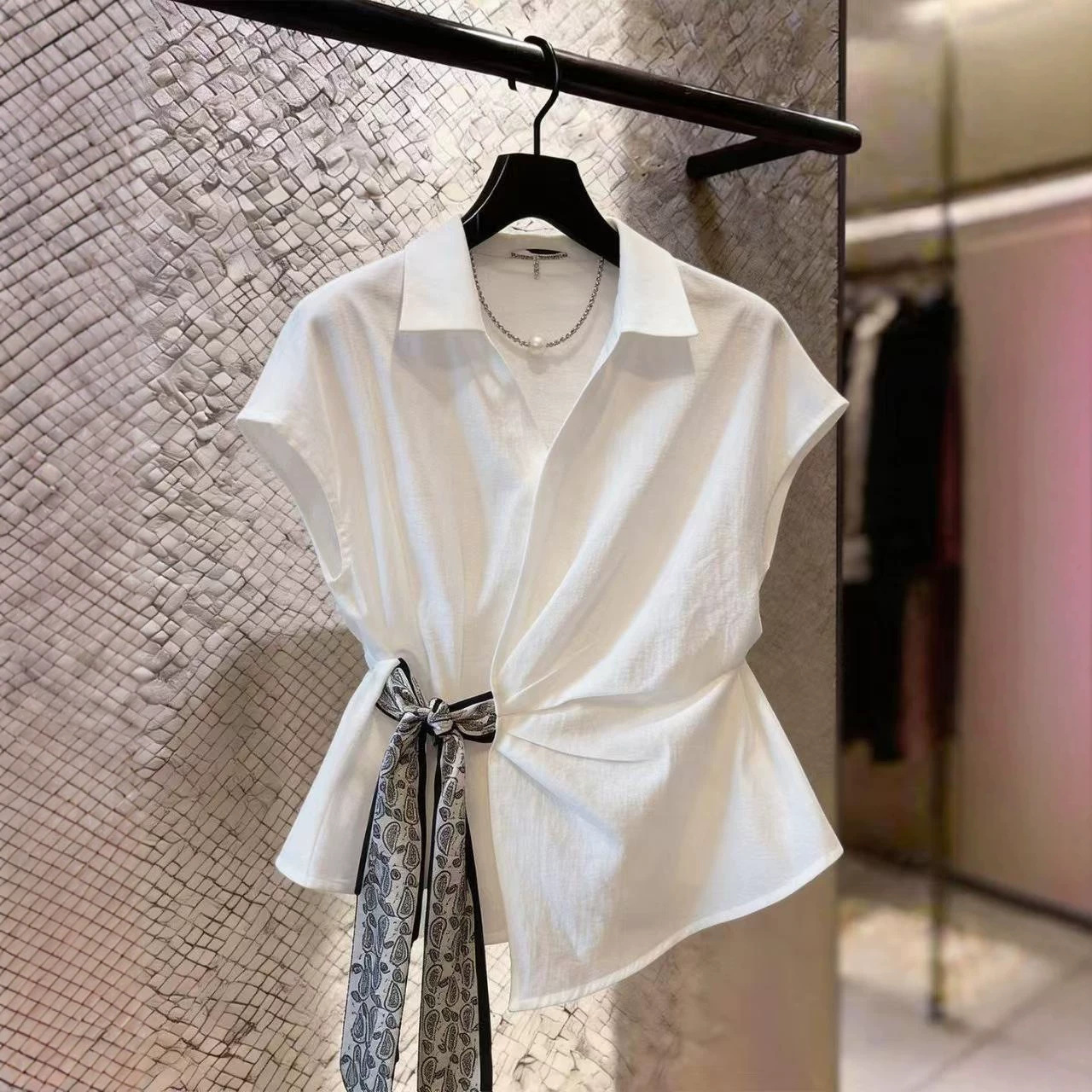 Áo sơ mi nữ ngắn tay cổ polo thắt eo kiểu Pháp — màu trắng chi tiết 1
