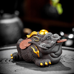 Zisha tea pet figurine, grand ambition gold toad, wealth-bringing, can be raised, Zen tea culture, tea toy, tea treasure, living room tea table decoration