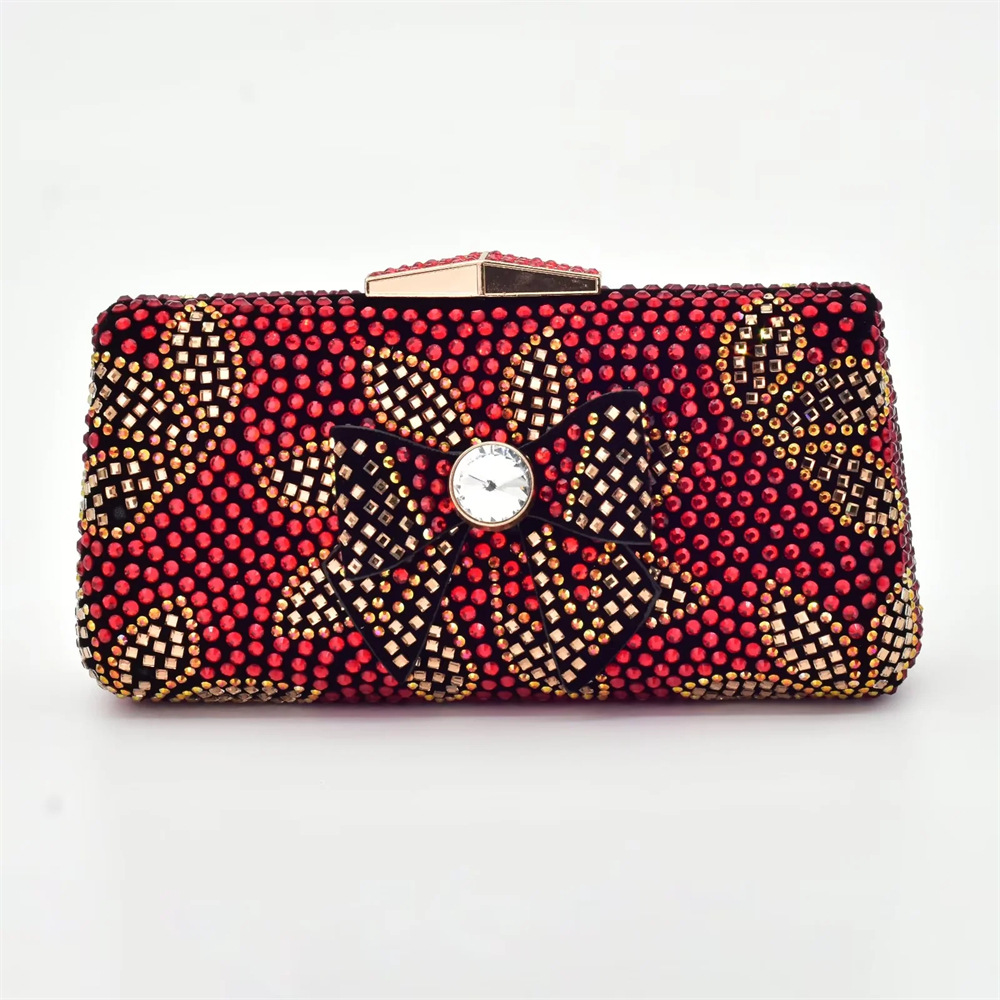 Vintage strasszokkal díszített női magassarkú cipő hozzáillő clutch stílusú vacsorához való öltönnyel_voghion.com