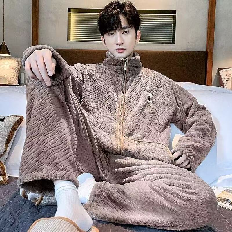 Pijamas de coral de lujo ligero para hombres invierno 2025 nuevo tipo de terciopelo más grueso casual de coral sólido cubierta de ropa para el hogar