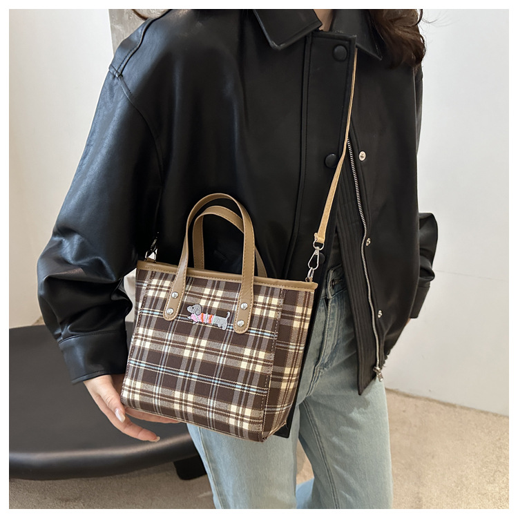 Cross-border personalized hand-carried fashionable and casual bucket bag for women, new autumn 2024 collection, contrasting color striped single-shoulder quality crossbody bag undefined