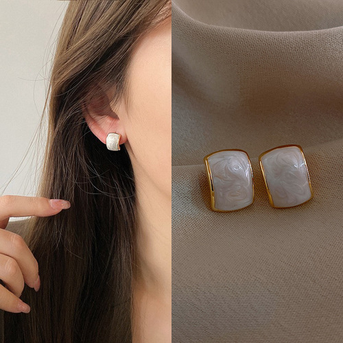 Japanese and Korean version of simple, compact retro earrings, fashionable and temperamental Internet celebrity earrings S925 silver needle women's earrings wholesale