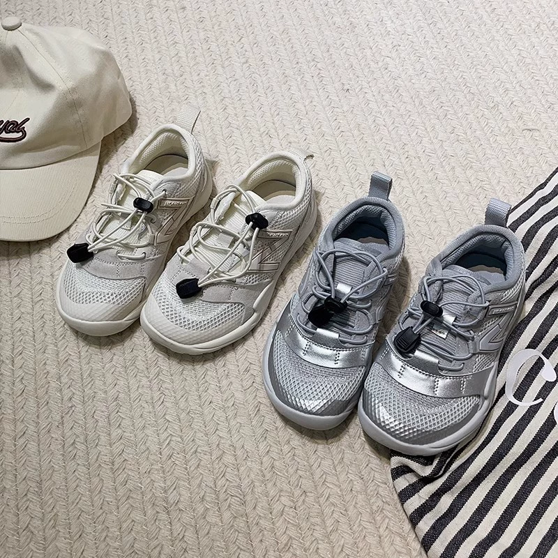 Приливная детская спортивная обувь для детей весна 2025 года новая иностранная модель дикая нескользящая без шнуровки сетчатая дышащая беговая обувь